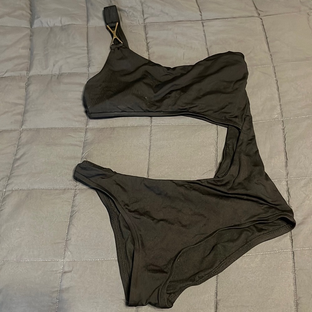 One shoulder brass detail monokini